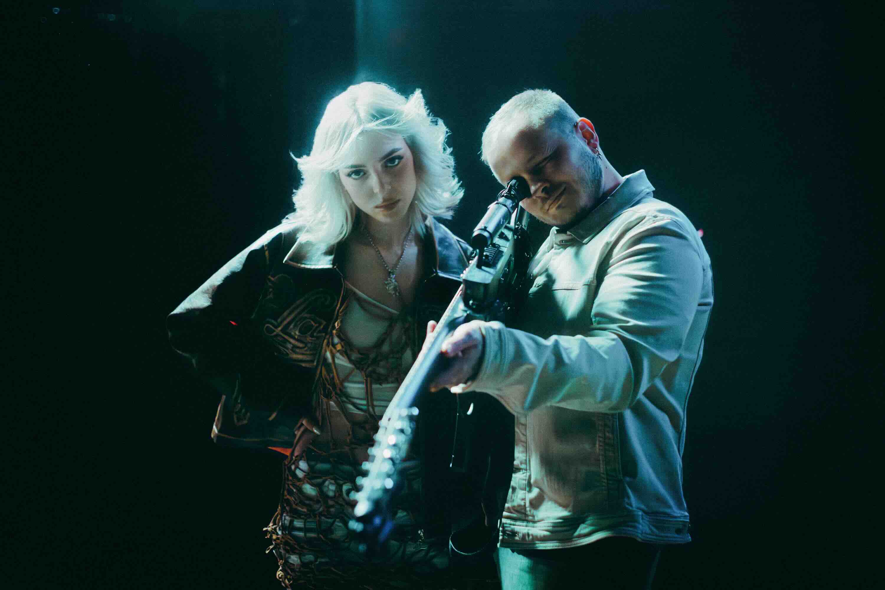 সোফি পাওয়ারস এবং আর. জে. পাসিন, ছবির কৃতিত্বঃ কলিন ম্যাকফিলিপস (@cardboardsweater)