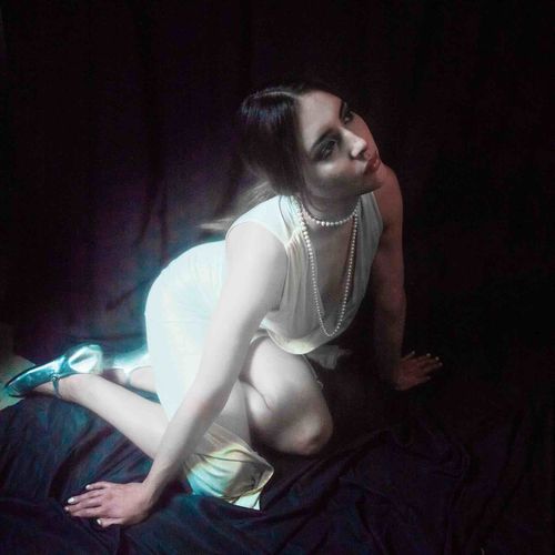 Ana Luna, seni kulit hadapan single "Daddy's Empire"