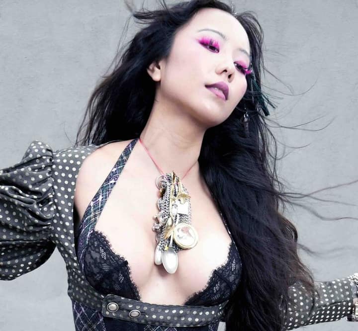 JVNA، غلاف أغنية "افروديتي" المنفردة، تصوير: اليكيا نيتو