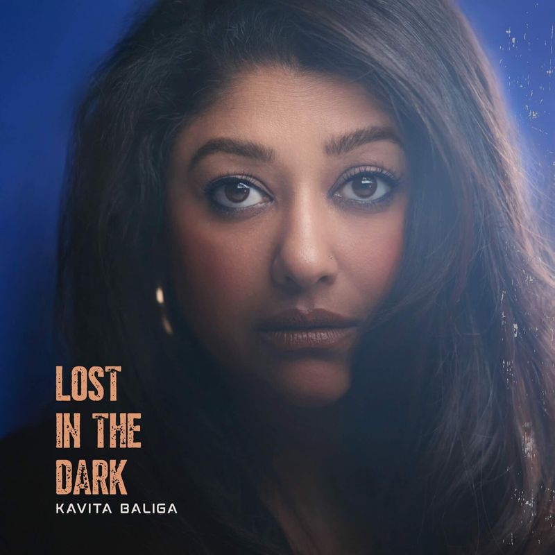Кавита Балига, обложка на сингъла "Lost in the Dark", Фотографско заснемане: Джошуа Шелтън