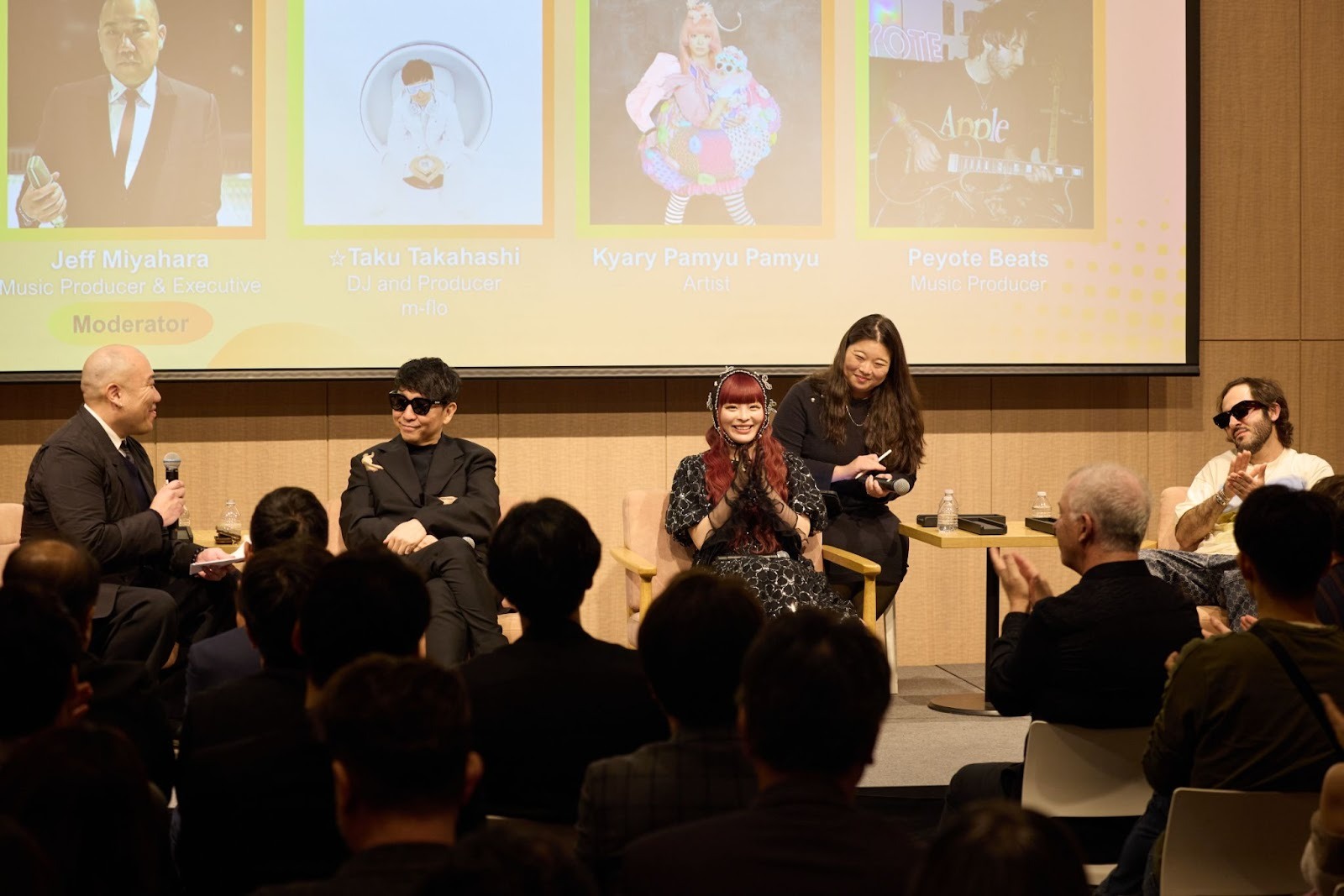 (Direita para esquerda) Jeff Miyahara (Produtor de Música e Executivo), ⭐︎Taku Takahashi (DJ, Produtor e m-flo)Kyary Pamyu Pamyu (Artista), Peyote Beats (Produtor, ever.y inc.) Foto de YURI HASEGAWA